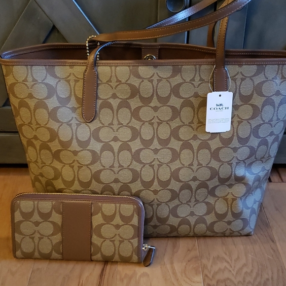 Coach Tote - Picture 4 of 5